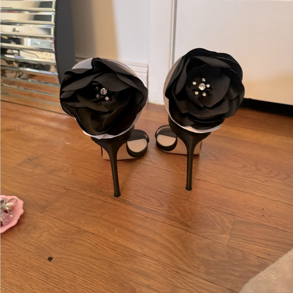 Nina heel sandals with flower on ankle
